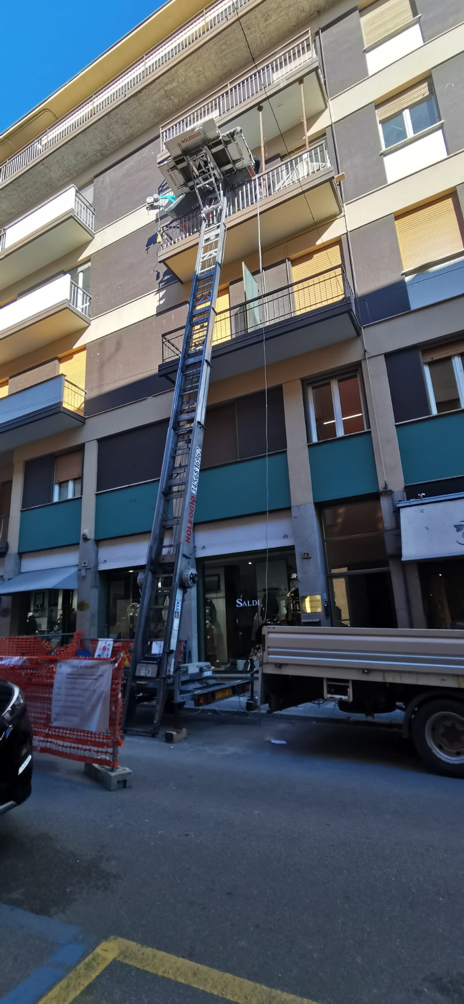 Noleggio scala aerea trasloco 5 piano - Ardemagni